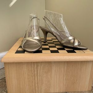 NWOT Naturalizer gold metallic sandals